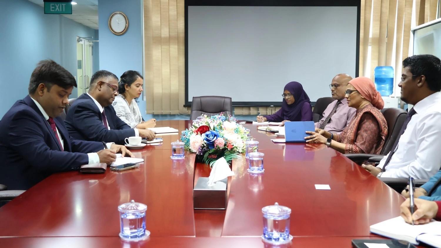 ވަޒީރު ޑރ. މަރިޔަމް މާރިޔާ އިންޑިއަން ހައިކޮމިޝަނަރ އާއި ބައްދަލު ކުރައްވާފައިފި