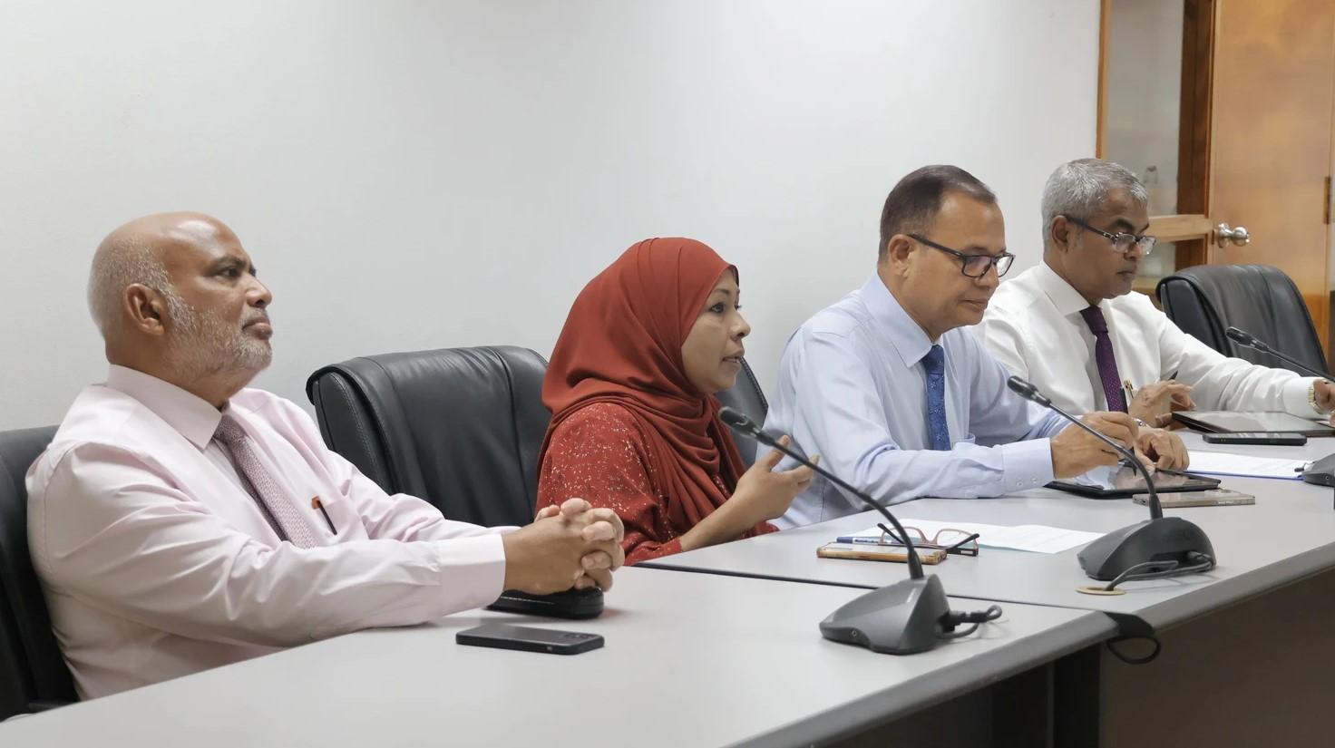 ދަނޑުވެރިކަމަށް ބިން ބޭނުންކުރުމުގައި ދިމާވާ ދަތިތަކާއި ގުޅޭގޮތުން ކަމާ ގުޅުން ހުރި ތިން ދާއިރާގެ ވަޒީރުންނާއި މިނިސްޓަރ ޑރ ޢާއިޝަތު ރަމީލާ ބައްދަލުކުރައްވައިފި