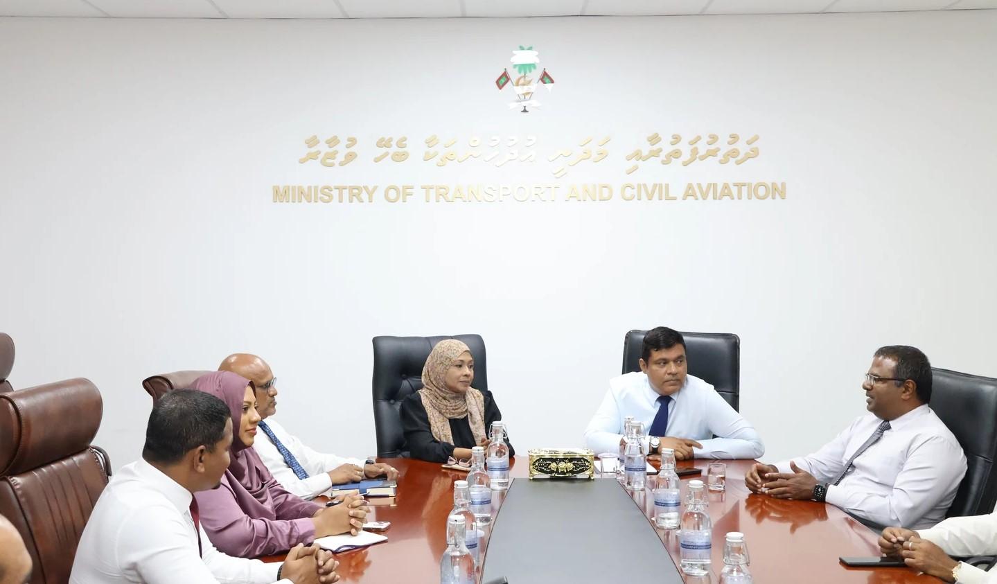 މިނިސްޓަރ ޑރ. އައިޝަތު ރަމީލާ ޓްރާންސްޕޯޓް މިނިސްޓަރާއި އައިލޭންޑް އޭވިއޭޝަންގެ އެމްޑީއާ ބައްދަލުކުރައްވައިފި